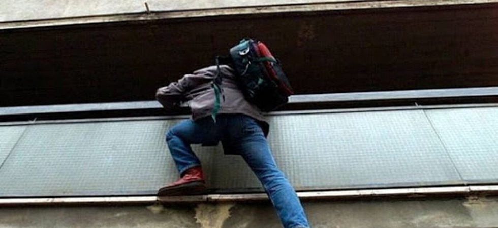 Lo portano in questura ma scappa dalla finestra del bagno per non fare l'alcoltest: denunciato un 23enne